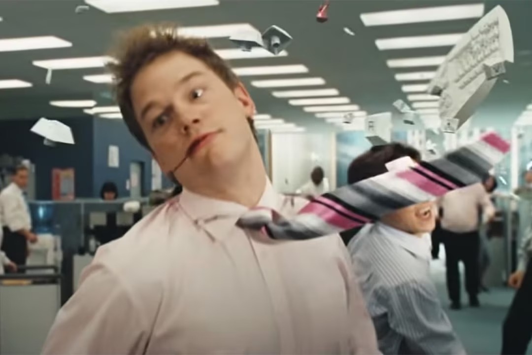 Een screenshot uit Wanted, waarin hoofdpersonage Wesley eindelijk barst en een collega een mep geeft met zijn toetsenbord. Wist jij dat dit Chris Pratt is? Ik ook niet!