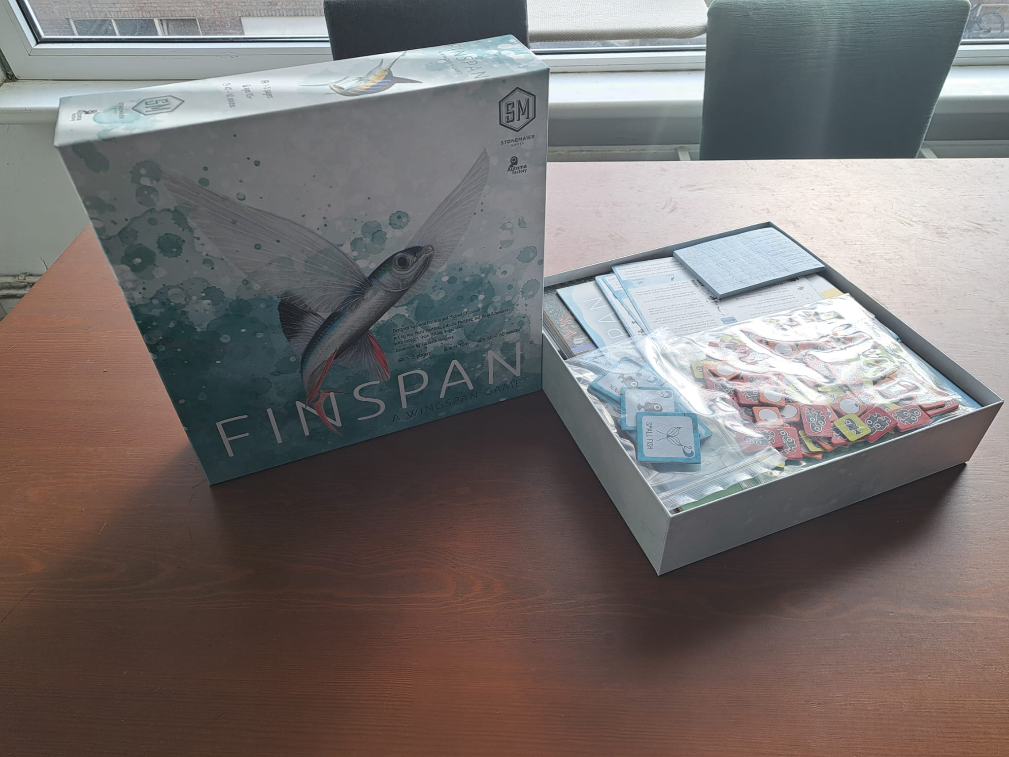 De geopende doos van Finspan, met zichtbare inhoud.